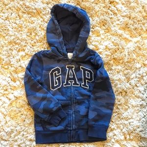 Boys GAP blue camo hoodie. Size xs (4-5)